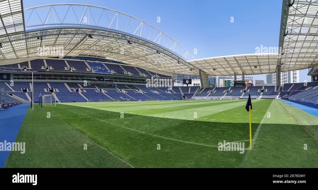 Porto Portugal - 06 05 2023: Vista panoramica interna del Dragon Stadium o Estadio do Dragão o Dragon Arena, uno stadio di calcio a tutti i posti a Porto Foto Stock