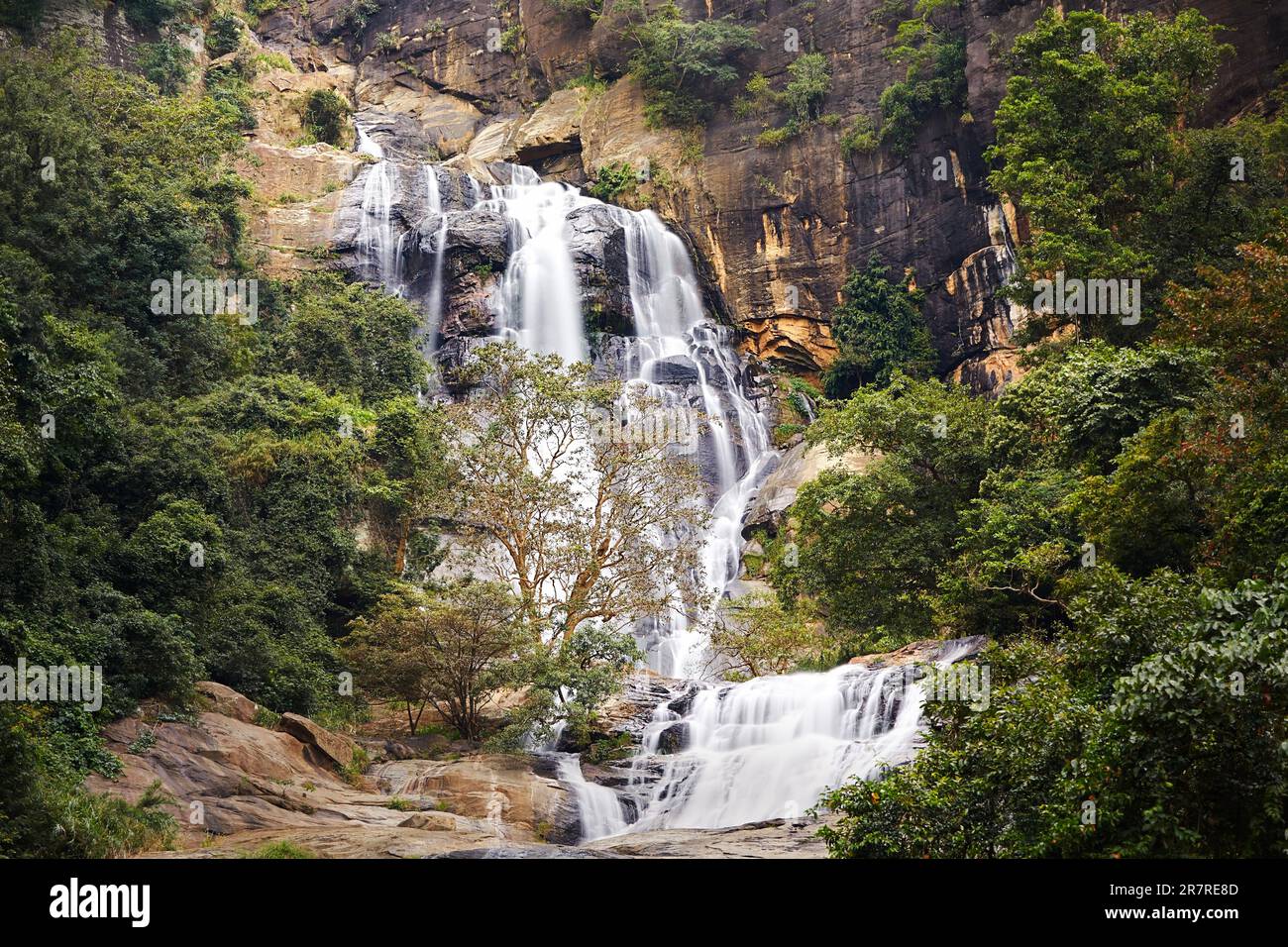 Cascata di alta cascata in natura pura. Ravana Falls vicino alla città Ella in Sri Lanka. Foto Stock
