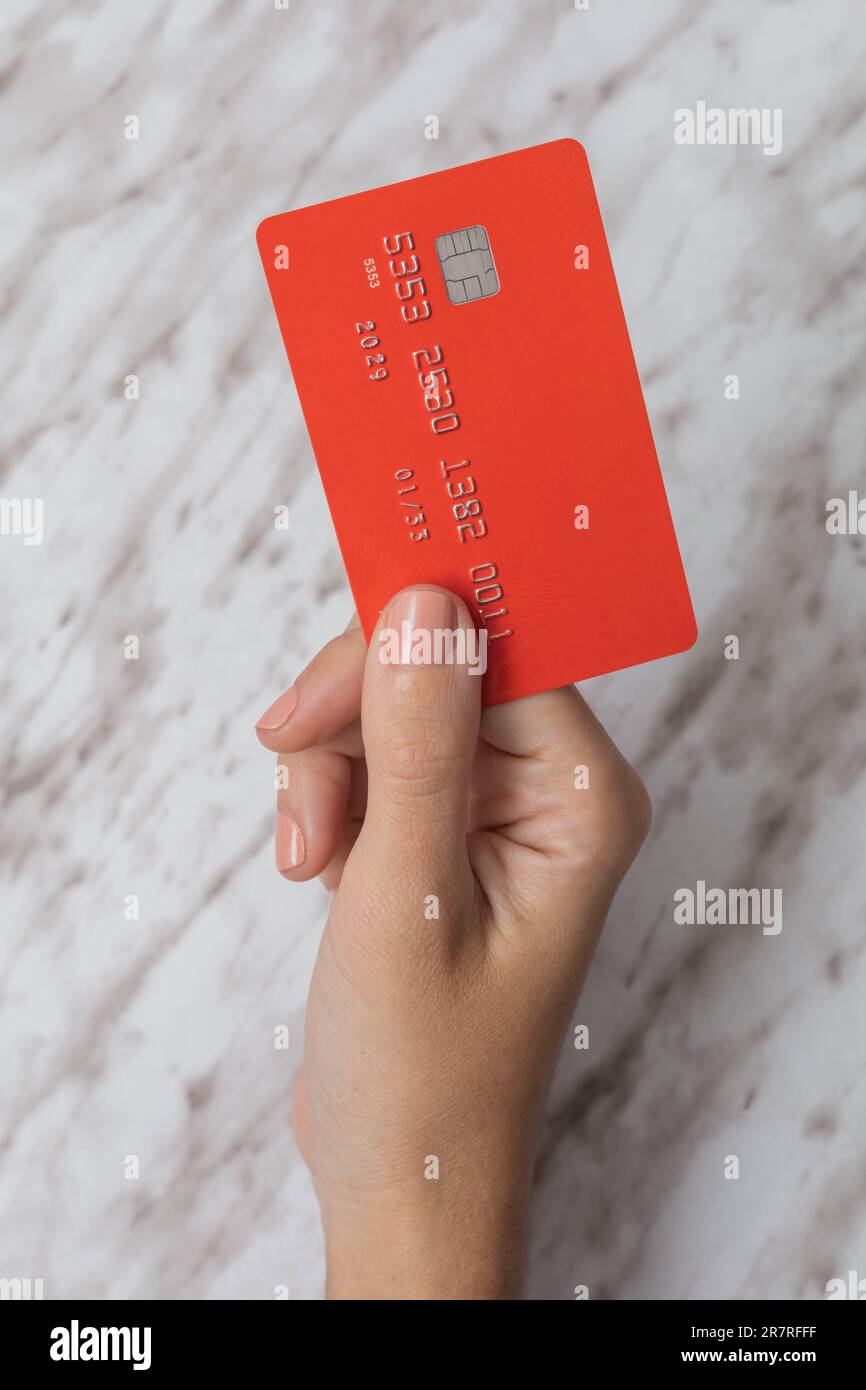 acquistare con una carta di credito rettangolare e colorata, uno stile di vita e credito finanziario, oggetti in studio come carta da parati, shopping Foto Stock