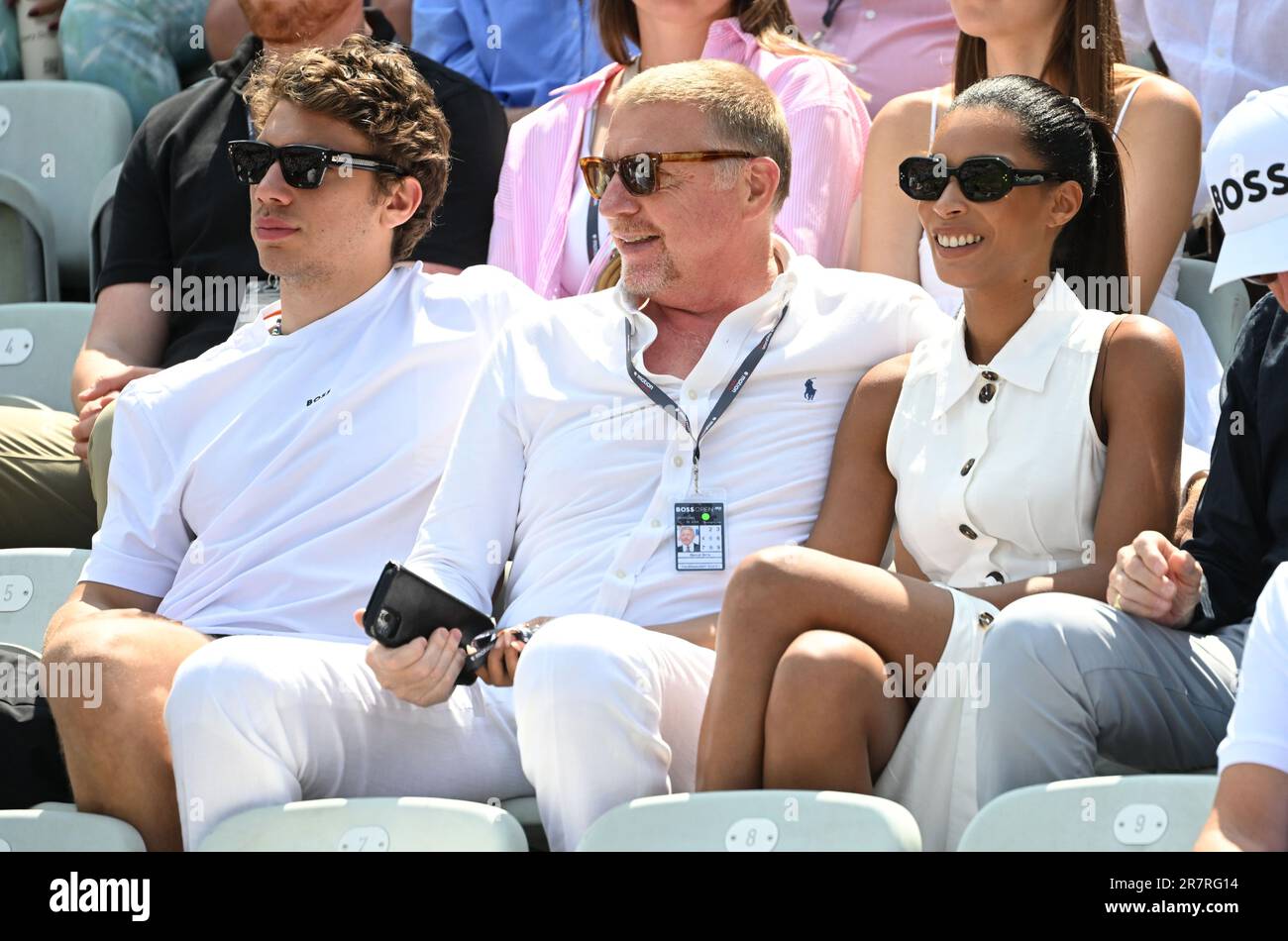 Stoccarda, Germania. 17th giugno, 2023. Tennis: ATP Tour - Stuttgart, Singles, Men, Quarterfinals. Tiafoe (USA) - Fucsovics (Ungheria). L'ex tennista Boris Becker siede negli stand come spettatore con suo figlio Elias (l) e il suo compagno Lilian de Carvalho Monteiro. Credit: Marijan Murat/dpa/Alamy Live News Foto Stock