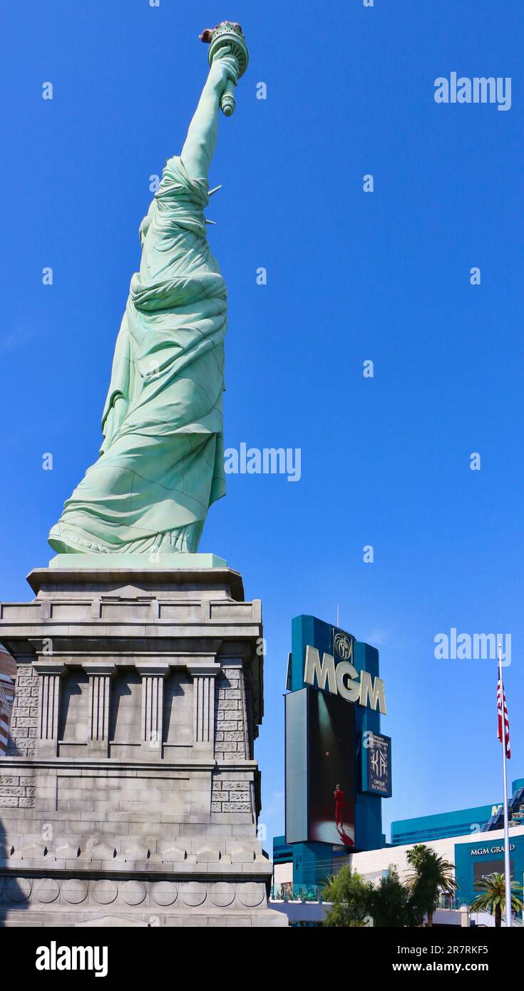 Copia della Statua della libertà al New York-New York Hotel and Casino e un cartello MGM Las Vegas Strip Paradise Las Vegas Nevada USA Foto Stock