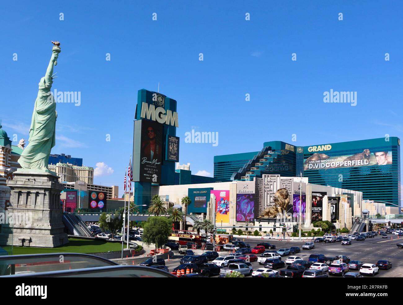 Statua della libertà e scultura di leone Leo presso l'MGM Grand Las Vegas Casino hotel Lion con traffico sulla Las Vegas Strip Paradise Las Vegas Nevada USA Foto Stock