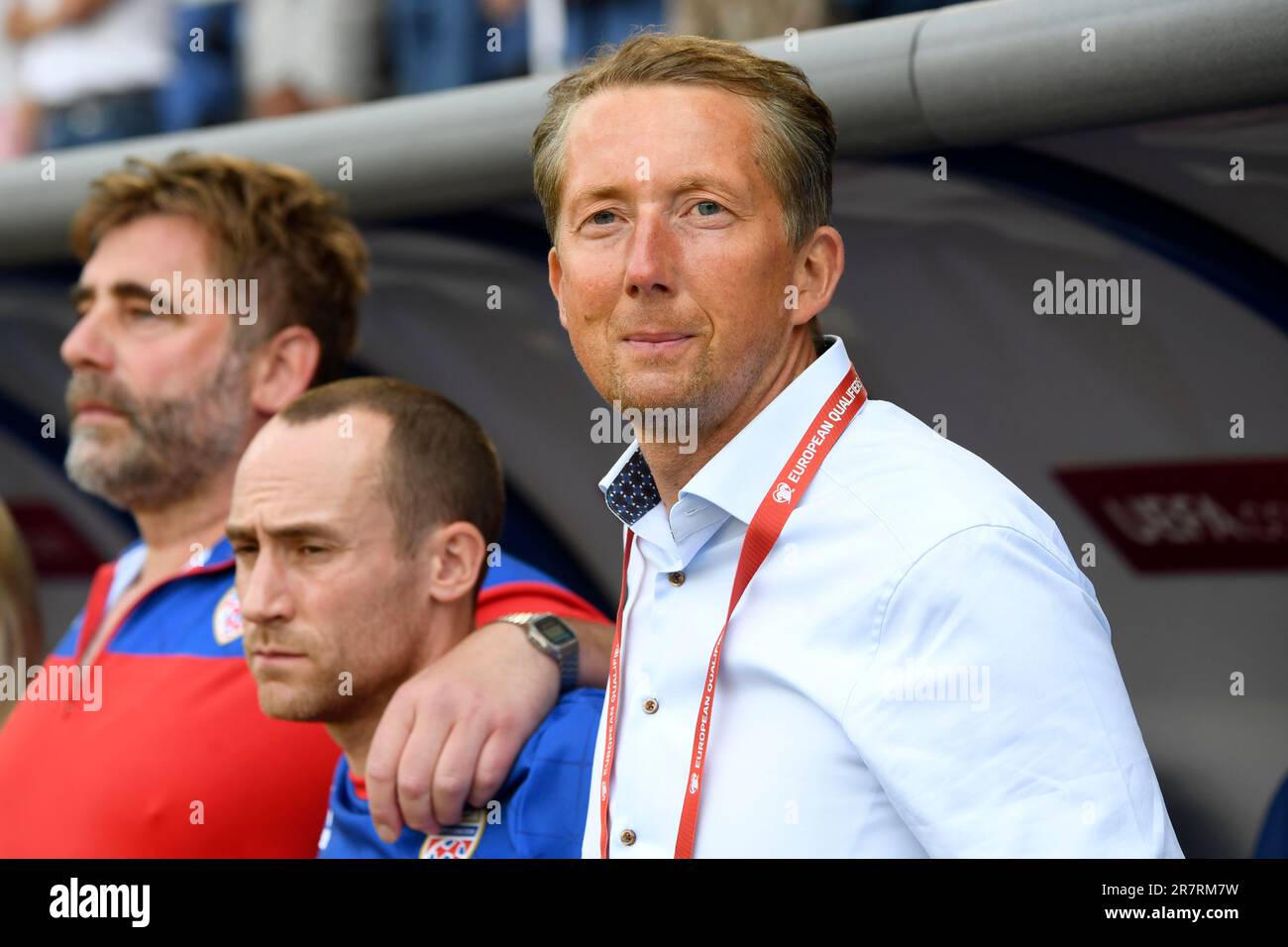 Liechtenstein's coach Martin Marxer, right, prior to the Euro 2024 group J qualifying soccer match between Luxembourg and Liechtenstein at the Stade De Luxembourg in Luxembourg, Saturday, June 17, 2023. (AP Photo/Fred Sierakowski) Foto Stock