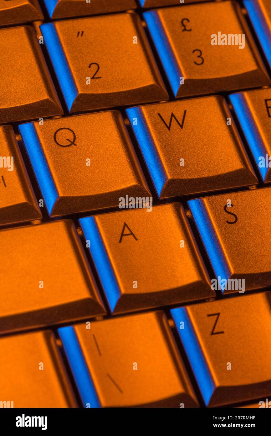 Macro-foto dei dettagli dei tasti del computer portatile/desktop. Focalizzazione principale sul tasto Q. Foto Stock