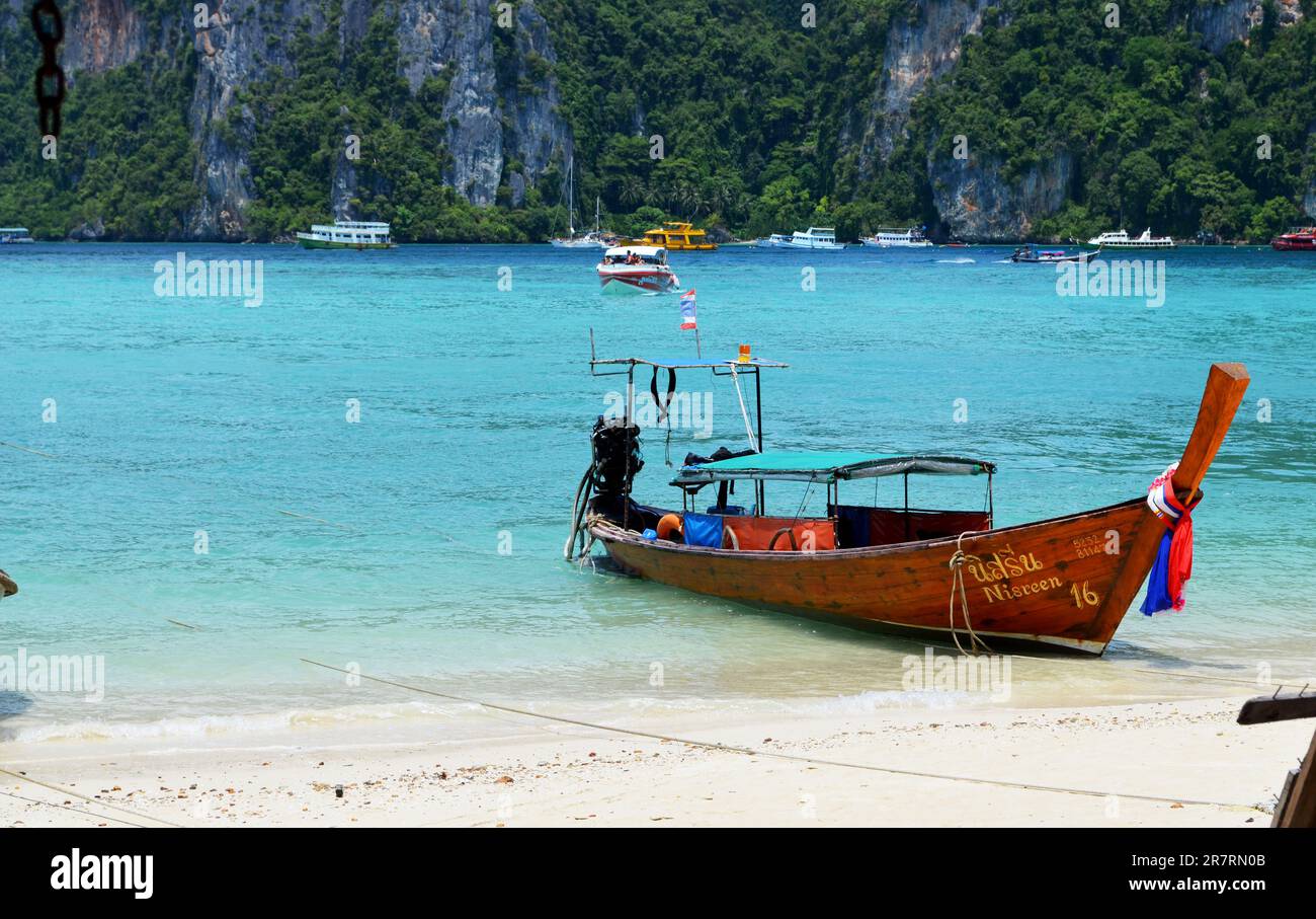 Barca a coda lunga colorata sulla spiaggia vicino alle montagne di Railey Beach, Thailandia, Asia Foto Stock