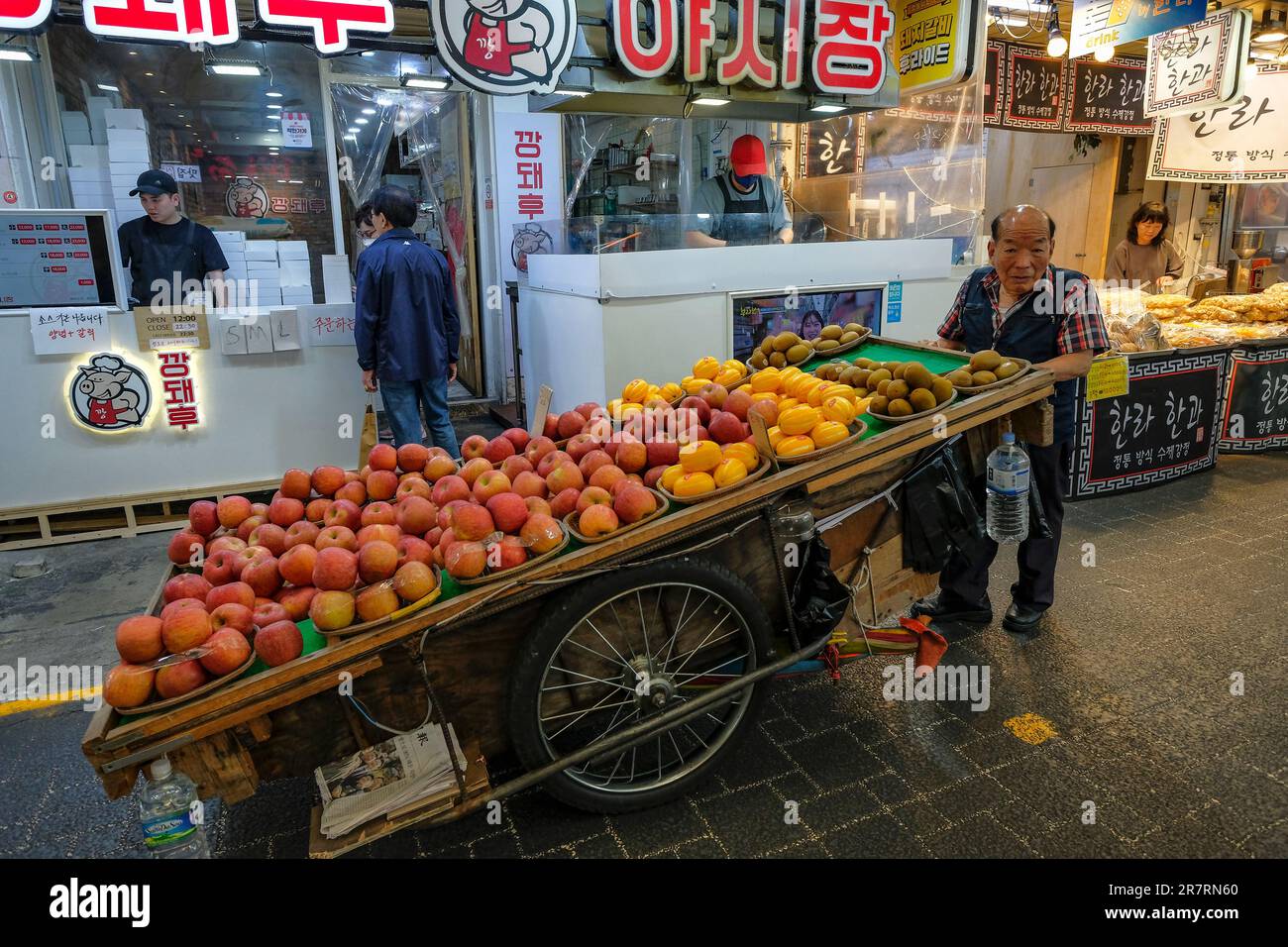 Busan, Corea del Sud - 26 maggio 2023: Un venditore di frutta nel mercato di Gukje o mercato internazionale situato nel distretto di nampodong a Busan, Corea del Sud. Foto Stock