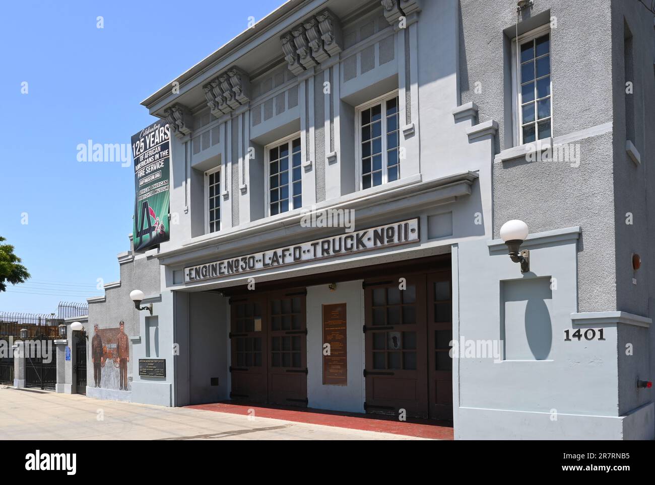 LOS ANGELES, CALIFORNIA - 17 MAGGIO 2023: Il Museo Africano Americano dei pompieri nello storico Engine No. 30 LAFD camion No. 11 edificio. Foto Stock