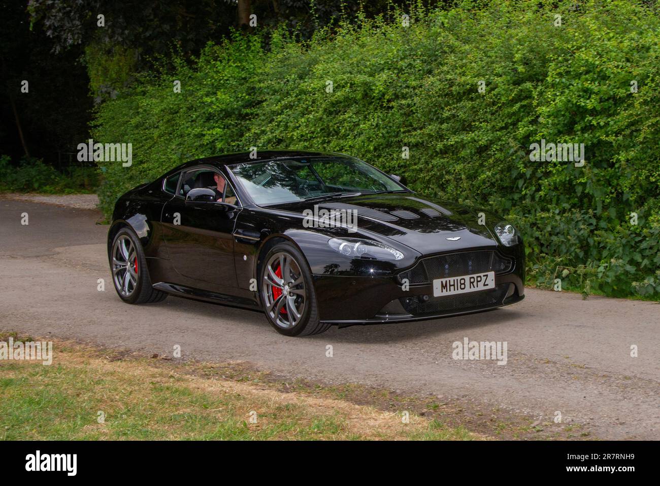 2018 Black Aston Martin Vantage S V12 Auto Sportshift III Auto Black Car Coupe benzina 5935 cc; una gamma di rari, eccitanti e insoliti appassionati di veicoli e partecipanti alla vetrina di Worden Park Motor Village, Leyland Festival, Regno Unito Foto Stock