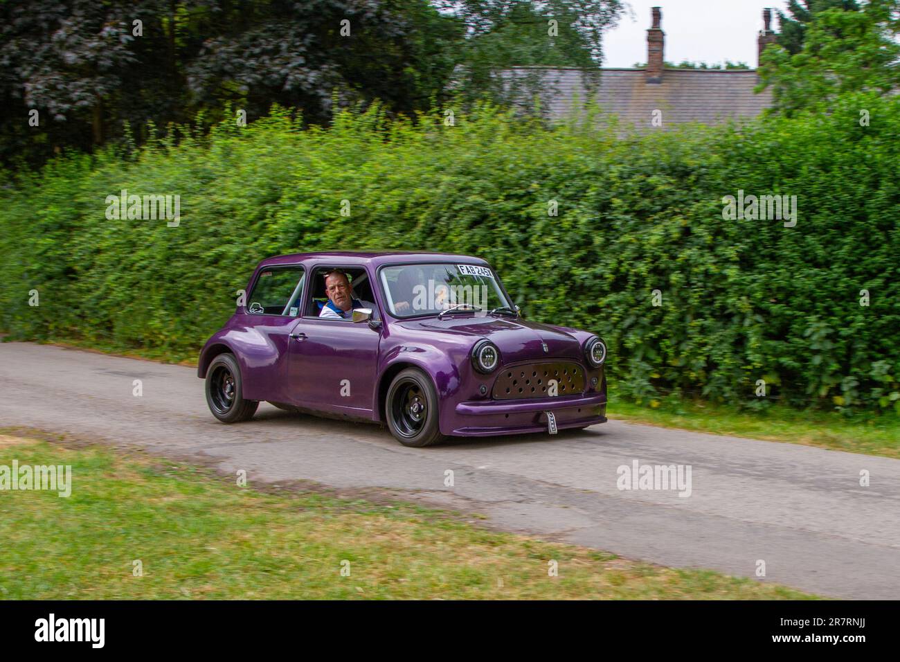 1981 80s anni '80 Austin Morris Mini City Purple benzina 998 cc; una gamma di rari, eccitanti e insoliti appassionati di veicoli e partecipanti alla vetrina di Worden Park Motor Village, Leyland Festival, Regno Unito Foto Stock