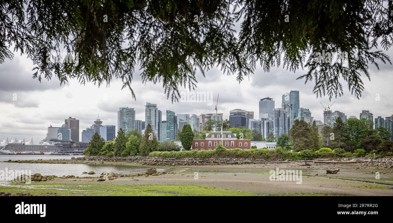 HMCS Discovery Naval Reserve e il paesaggio urbano di Vancouver a Vancouver, British Columbia, Canada il 31 maggio 2023 Foto Stock