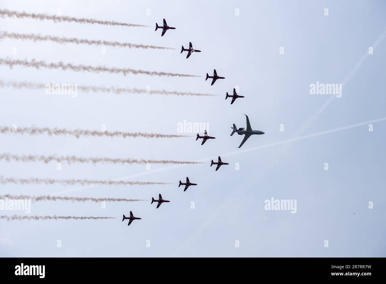 Eton, Windsor, Berkshire, Regno Unito. 17th giugno, 2023. Lo spettacolare Flypast del compleanno del Re di 70 velivoli militari ha volato attraverso i Brocas a Eton davanti al Castello di Windsor questo pomeriggio avendo appena volato su Buckingham Palace. La formazione comprendeva le lettere CR, Charles Rex, che fu una sorpresa per sua Maestà il Re. Credit: Maureen McLean/Alamy Live News Foto Stock