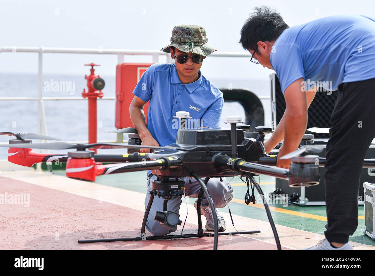 (230617) -- HAIKOU, 17 giugno 2023 (Xinhua) -- i membri dello staff testano un veicolo aereo senza equipaggio per condurre un test in mare aperto della costellazione di test di comunicazione a banda larga in orbita a bassa terra presso la nave di prova completa "Dian KE No.1", 15 giugno 2023. Ricercatori del GalaxySpace, un produttore di satelliti con sede a Pechino, e diversi istituti di ricerca scientifica, hanno condotto un test in mare aperto della prima costellazione di test di comunicazione a banda larga in orbita bassa Terra del paese nel Mar Cinese Meridionale. Il test ha lo scopo di verificare la capacità di copertura della comunicazione collaborativa dell'orbita terrestre alta Foto Stock