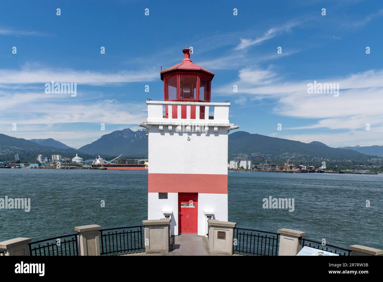 Vancouver, BC, Canada-Luglio 2022; Vista della torre quadrata a strisce rosse e bianche costruita nel 1914 del Faro di Brockton Point a Stanley Park con pulmino Nord Foto Stock