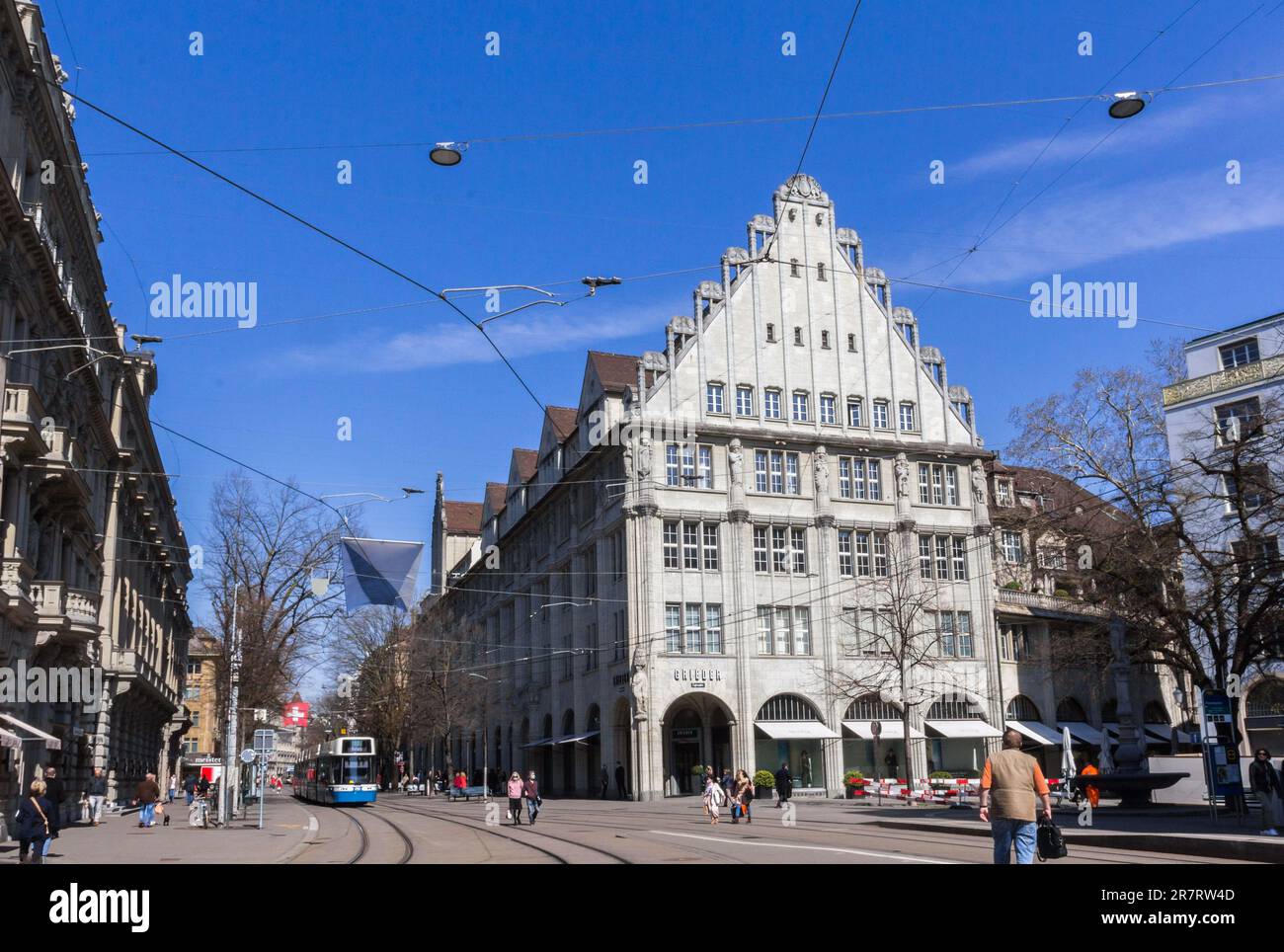 Zurigo, Svizzera - 26 marzo 2021: Il famoso edificio Grieder a Zurigo, Svizzera. E' un'azienda svizzera di moda fondata nel 1891 con negozi per Foto Stock