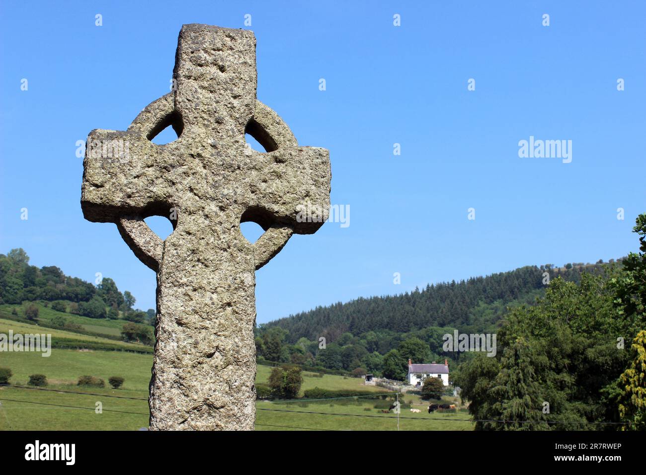 Monumento commemorativo della Croce Celtica della Guerra a Pontfadog, Valle di Ceiriog, Clwyd, Galles Foto Stock