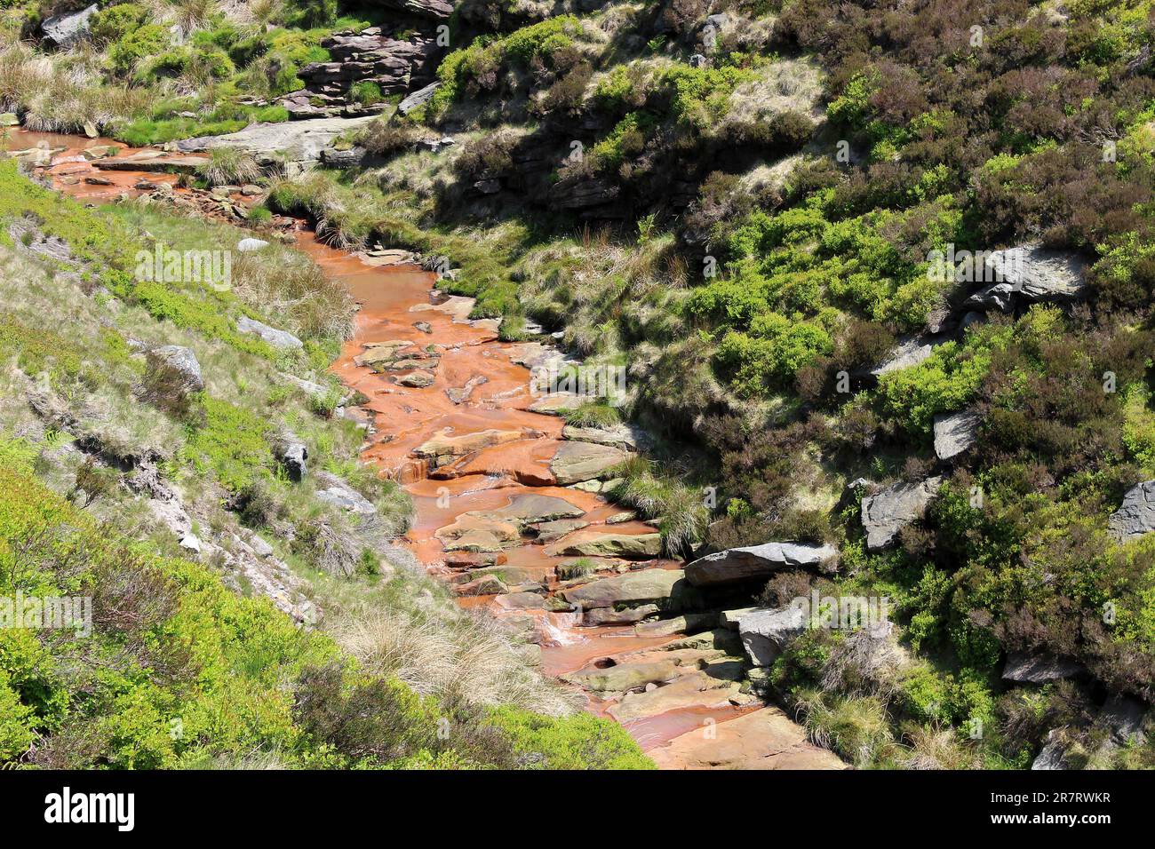 Far scorrere l'arancia arrugginita colorata a causa dell'ossido di ferro Foto Stock