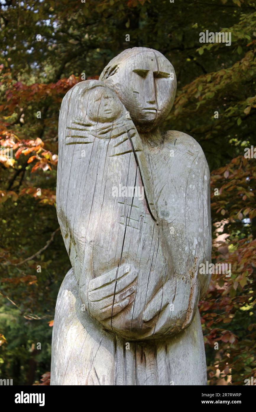 Scultura lignea "madre Terra" dell'artista russo Galina Pisareva Foto Stock