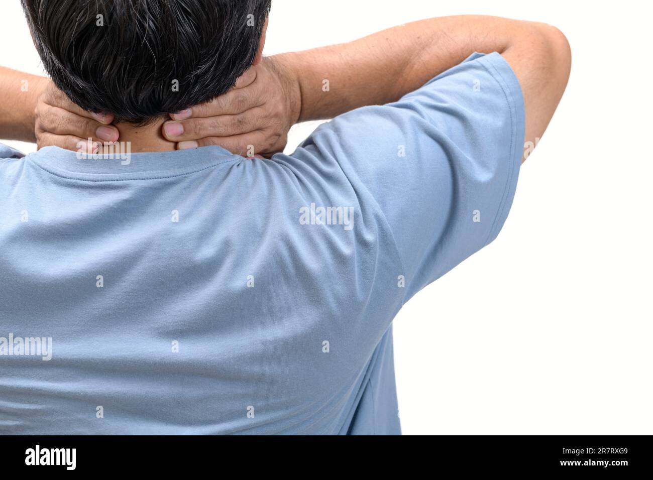 L'uomo di mezza età sente dolore al collo a causa del lavoro di fronte a un computer per un lungo periodo isolato su sfondo bianco. concetto di assistenza sanitaria Foto Stock