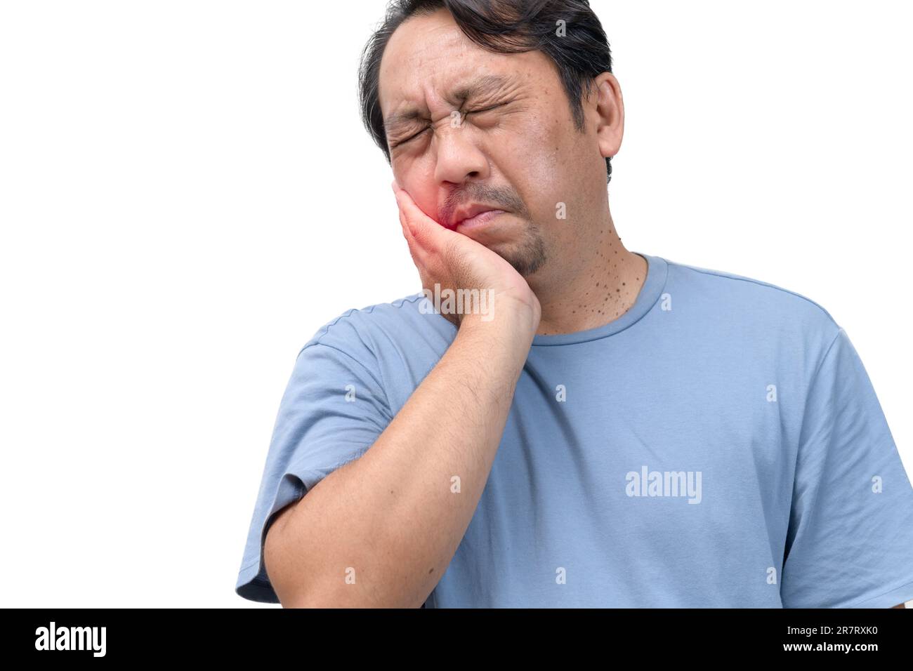 Bell'uomo anziano di mezza età che indossa una camicia blu che tocca la bocca con la mano con un'espressione dolorosa a causa di mal di denti o malattie dentali sui denti. D Foto Stock
