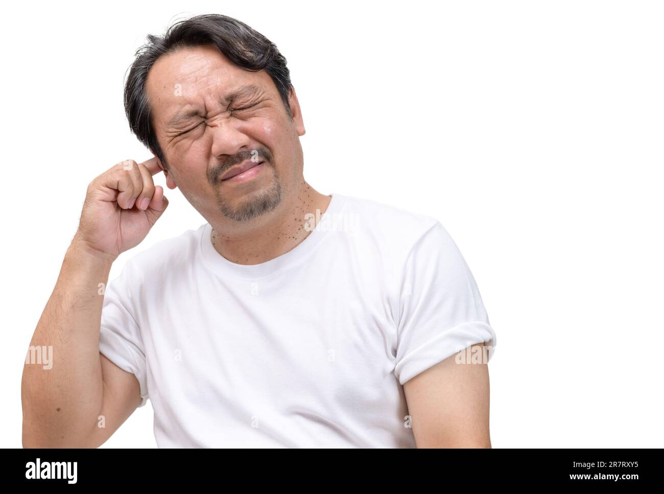 L'uomo bearded ha un'orecchio pruriginoso o un dolore nel suo orecchio isolato su sfondo bianco. Concetto di assistenza sanitaria. Foto Stock