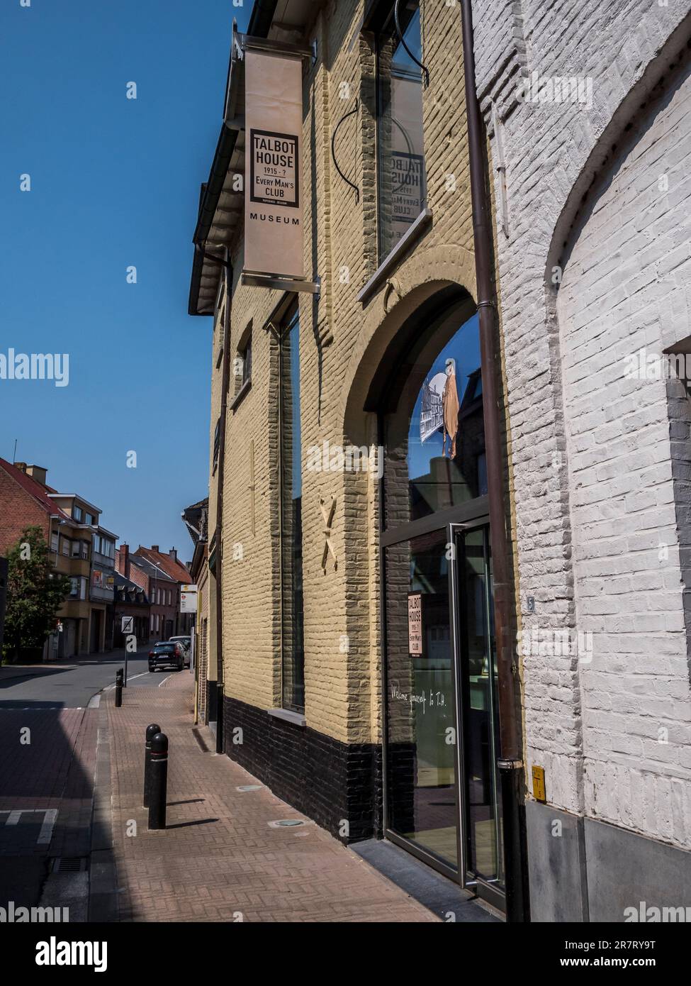 Scena di strada con Talbot House e il museo nella città belga di Poperinge conoscono durante la prima guerra mondiale come Pop. Foto Stock