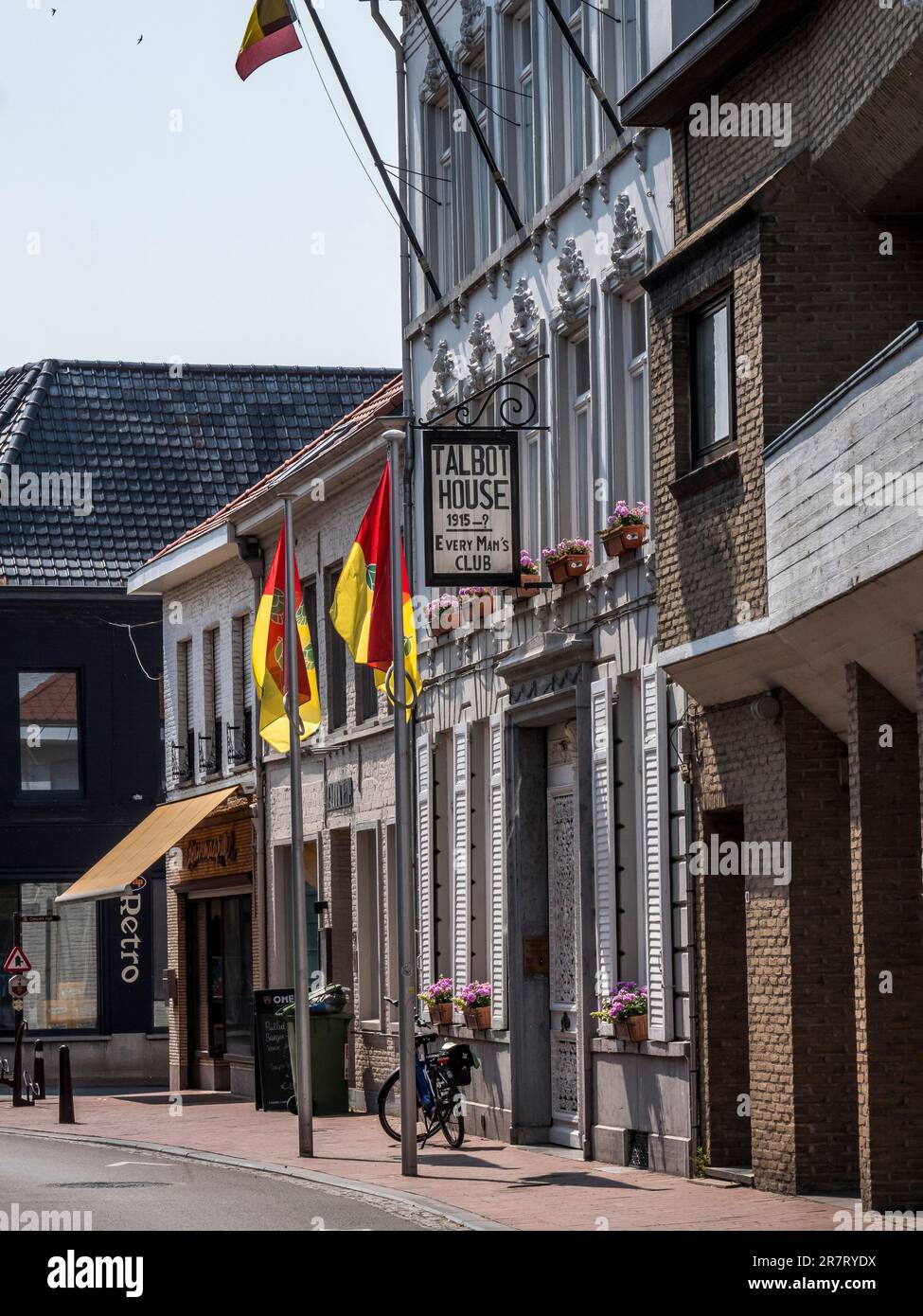 Scena di strada con Talbot House e il museo nella città belga di Poperinge conoscono durante la prima guerra mondiale come Pop. Foto Stock