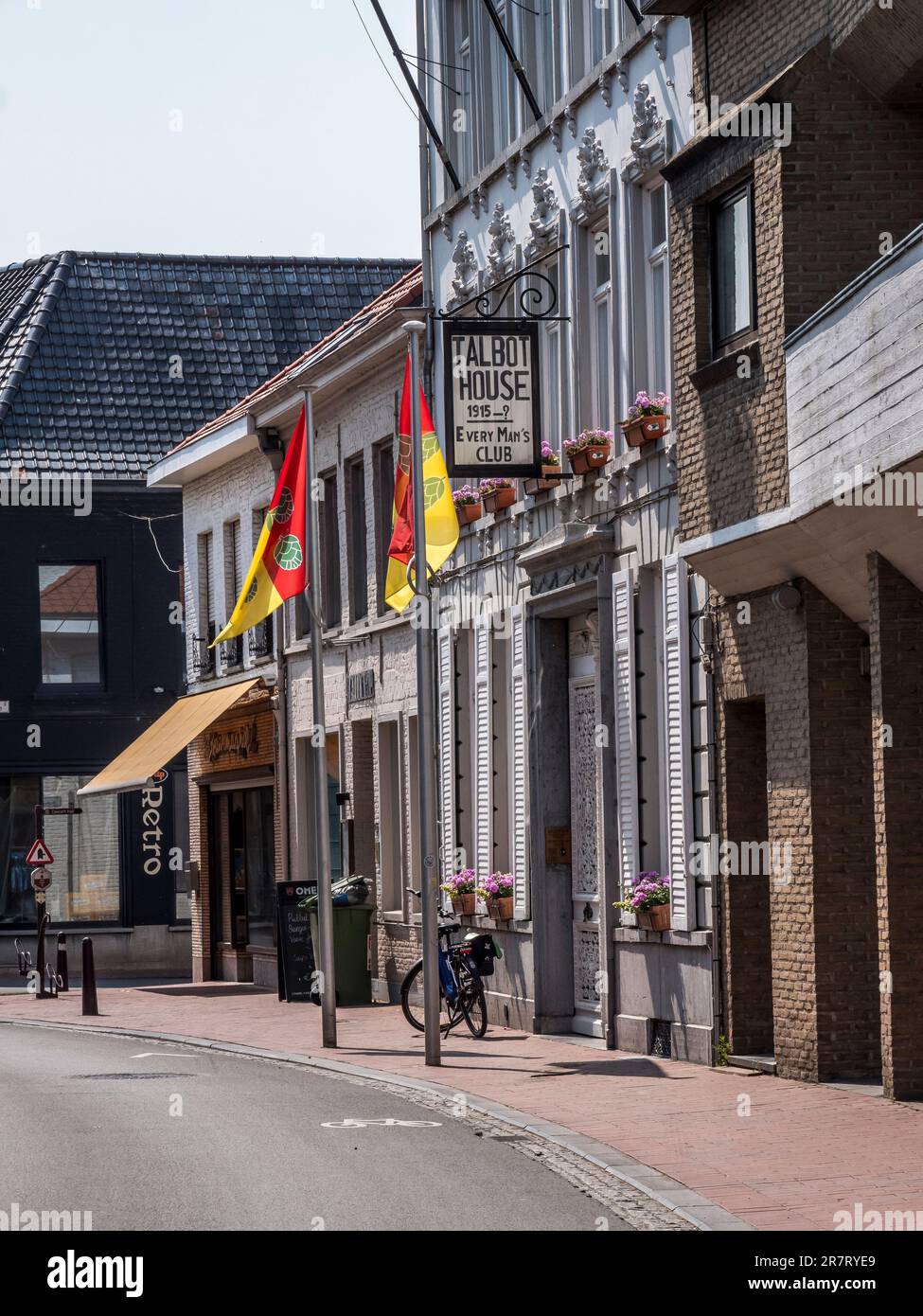 Scena di strada con Talbot House e il museo nella città belga di Poperinge conoscono durante la prima guerra mondiale come Pop. Foto Stock