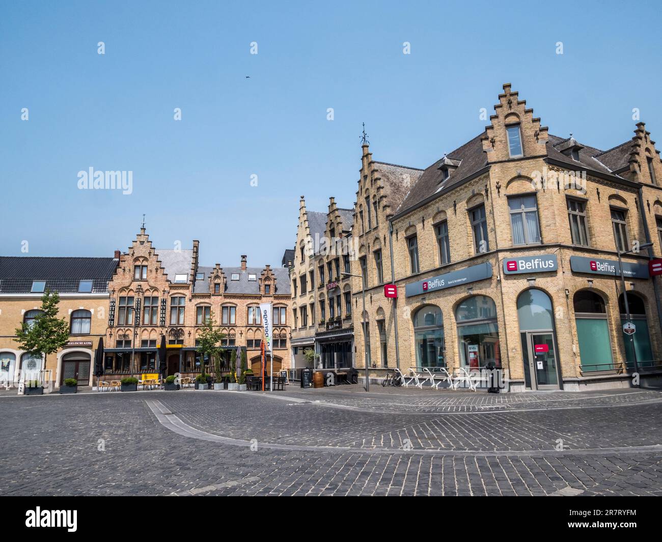 Scena di strada intorno alla piazza della città nella città belga di Poperinge conosciuta durante la prima guerra mondiale come Pop. Foto Stock