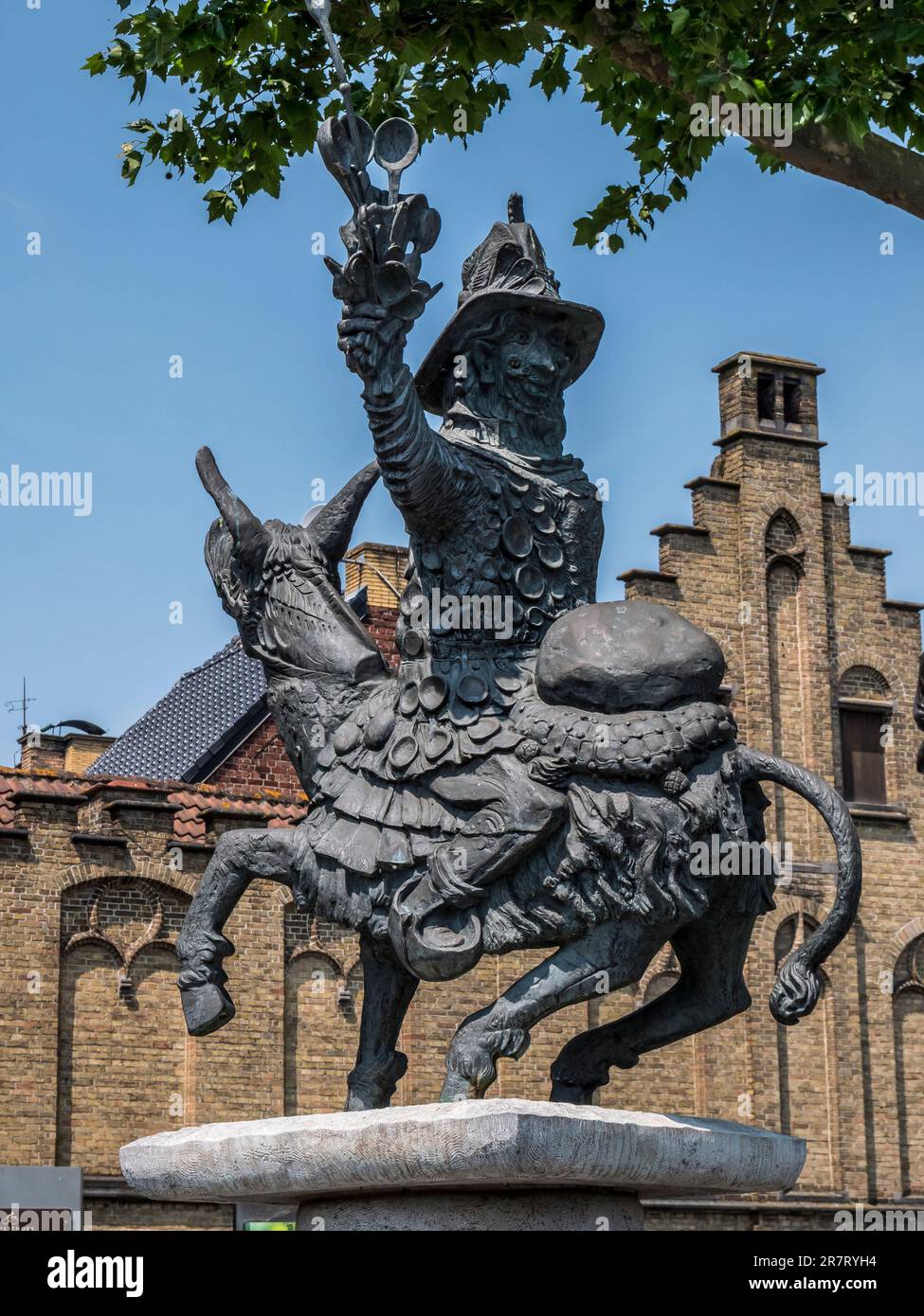 Scena di strada nella città belga di Poperinge conosciuta durante la prima guerra mondiale come Pop. Questa è la figura mitica di Meester Ghybe Foto Stock