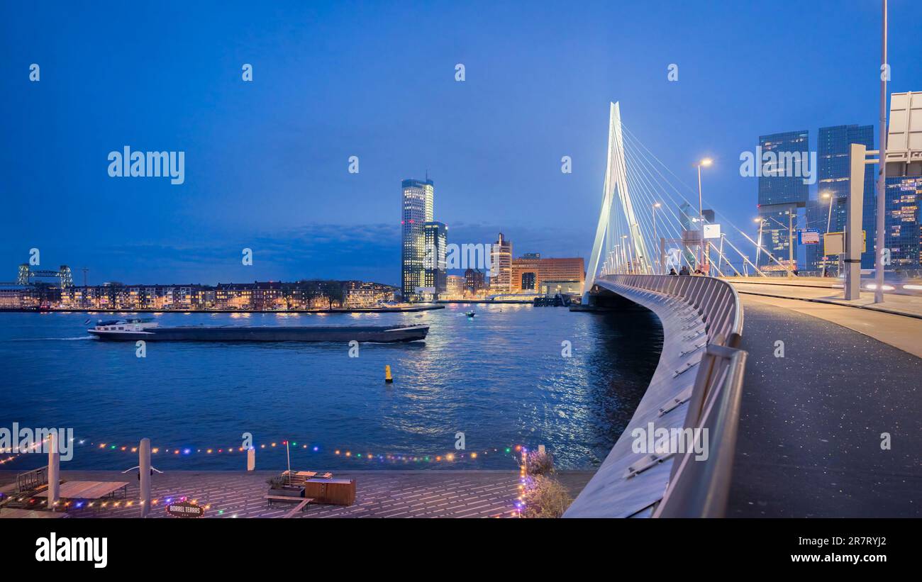 Rotterdam, Paesi Bassi - Ponte Erasmus di ben van Berkel attraverso il fiume Maas al crepuscolo Foto Stock