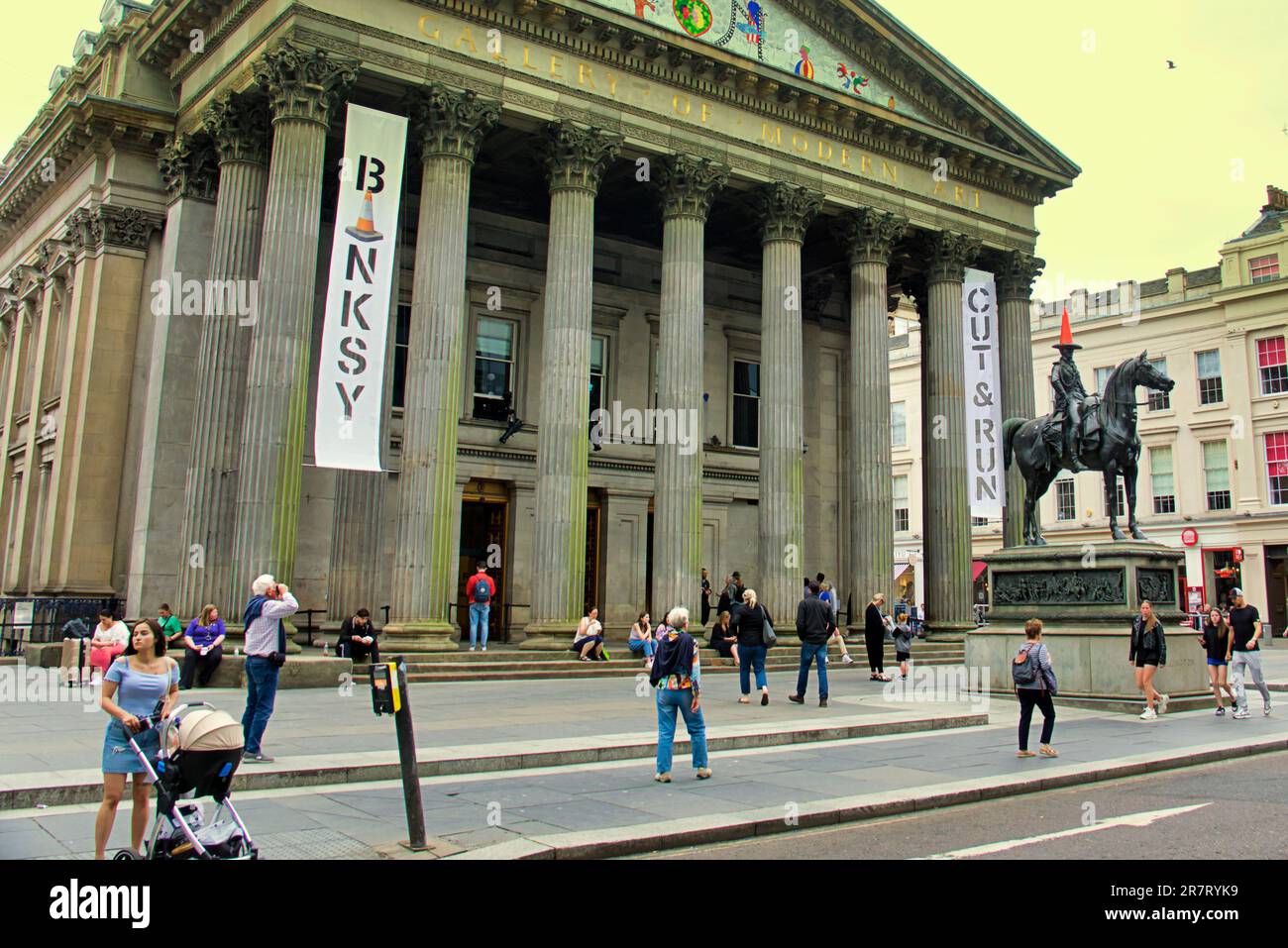 Glasgow, Scozia, Regno Unito 17th giugno 2023. TAGLIARE e GESTIRE la mostra Banksy presso la statua del duca a testa conica di Wellington fuori dal GOMA, la Galleria d'arte moderna, aperta oggi. Credit Gerard Ferry/Alamy Live News Foto Stock