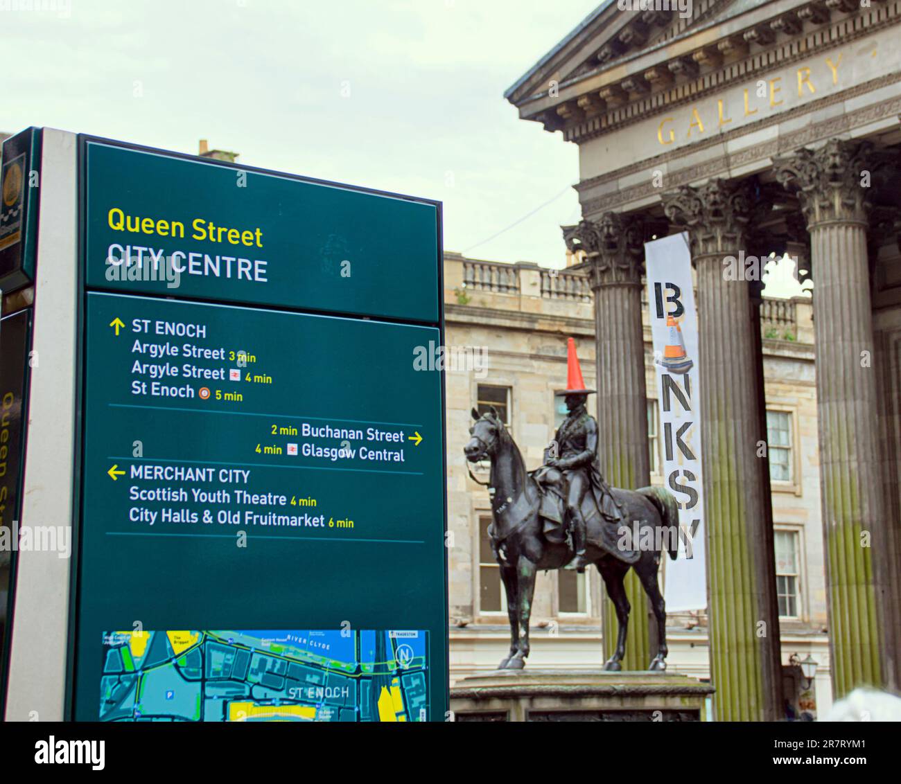 Glasgow, Scozia, Regno Unito 17th giugno 2023. TAGLIARE e GESTIRE la mostra Banksy presso la statua del duca a testa conica di Wellington fuori dal GOMA, la Galleria d'arte moderna, aperta oggi. Credit Gerard Ferry/Alamy Live News Foto Stock