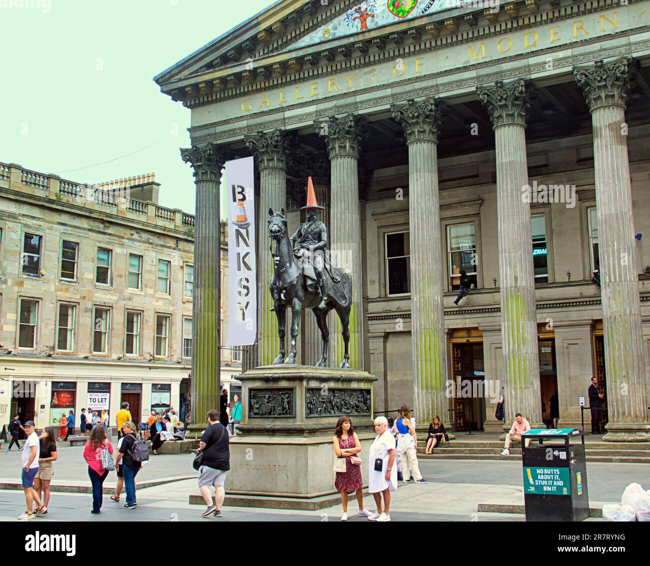 Glasgow, Scozia, Regno Unito 17th giugno 2023. TAGLIARE e GESTIRE la mostra Banksy presso la statua del duca a testa conica di Wellington fuori dal GOMA, la Galleria d'arte moderna, aperta oggi. Credit Gerard Ferry/Alamy Live News Foto Stock