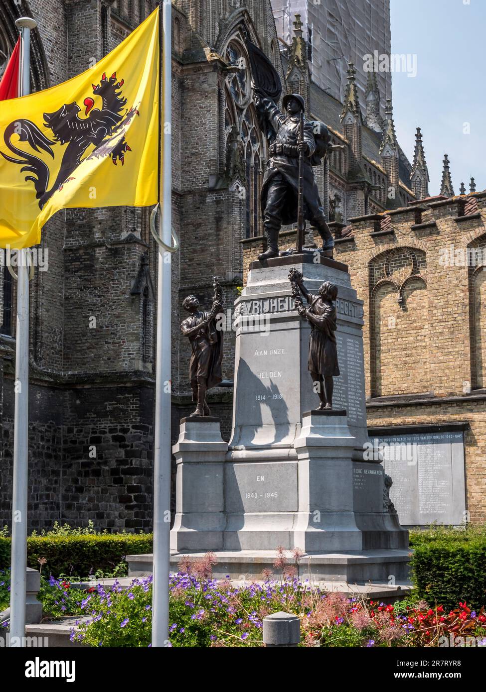 Scena di strada con il memoriale della prima guerra mondiale nella piazza della città belga di Poperinge, conosciuta durante la prima guerra mondiale come Pop. Foto Stock