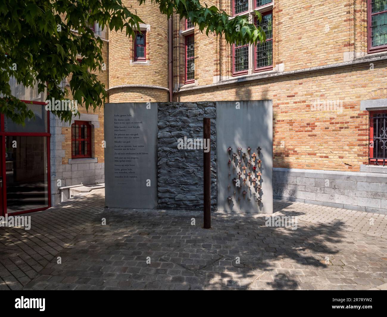 Scena spettrale del posto di esecuzione della prima guerra mondiale, dove soldati britannici furono giustiziati per vari reati militari nei terreni del municipio di Poperinge Foto Stock