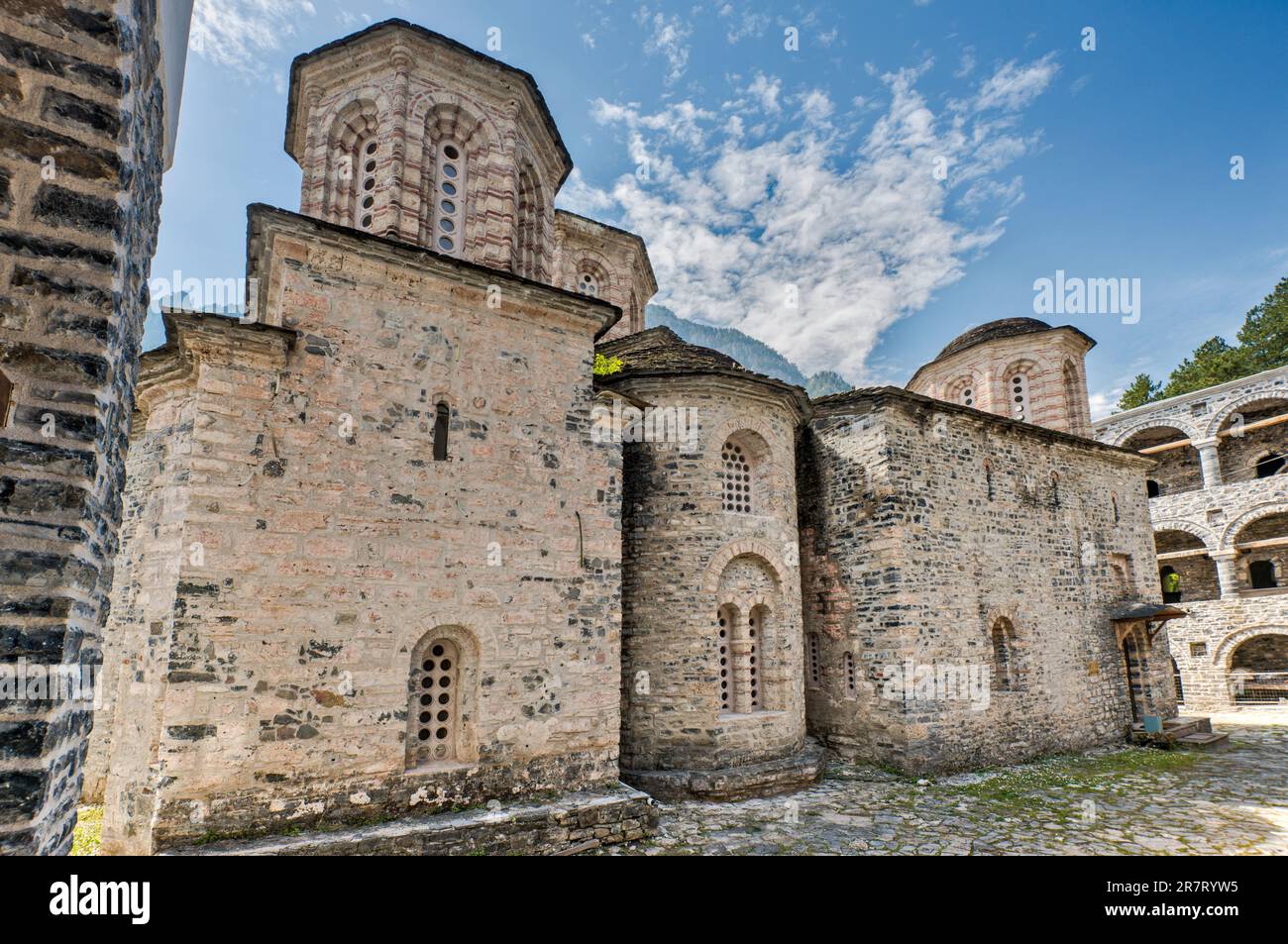 Chiesa presso il vecchio monastero di Agios Dionisios, ricostruita dopo la distruzione nel 1943 dalle truppe tedesche, Monte Olimpo Natl Park, Grecia Foto Stock