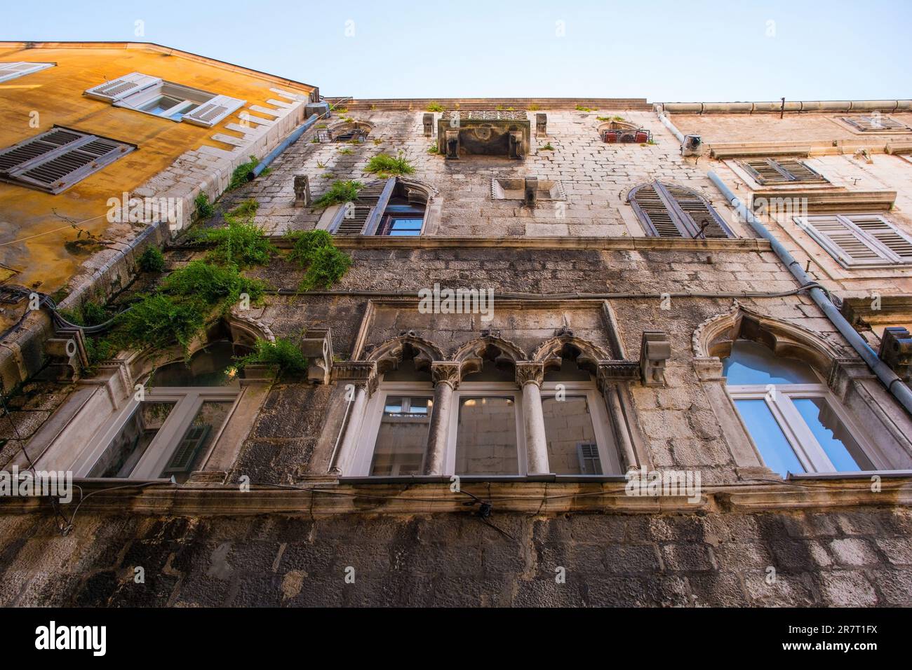 Triple finestre a lancetta in un edificio medievale residenziale nel centro storico di Spalato in Croazia Foto Stock