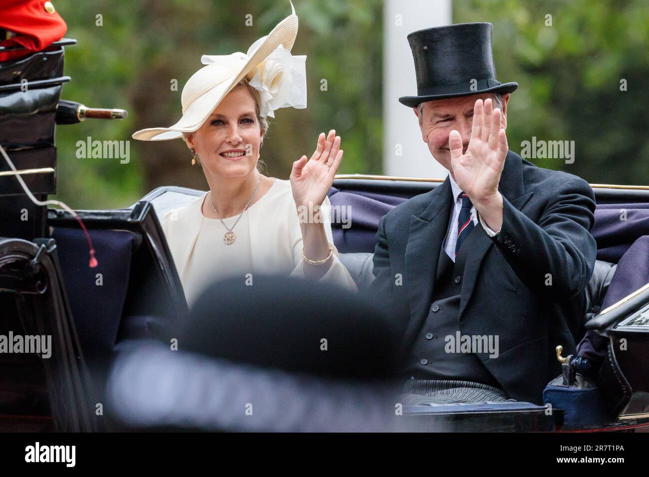 Trooping the Colour, The Kings’s Birthday Parade, Londra, Regno Unito. 17th giugno 2023. Sophie, duchessa di Edimburgo e vice ammiraglio Sir Tim Lawrence cavalcano in carrozza trainata da cavalli nella processione lungo il Mall di Re Carlo III prima Trooping the Colour da quando è diventato Monarca. Foto di Amanda Rose/Alamy Live News Foto Stock