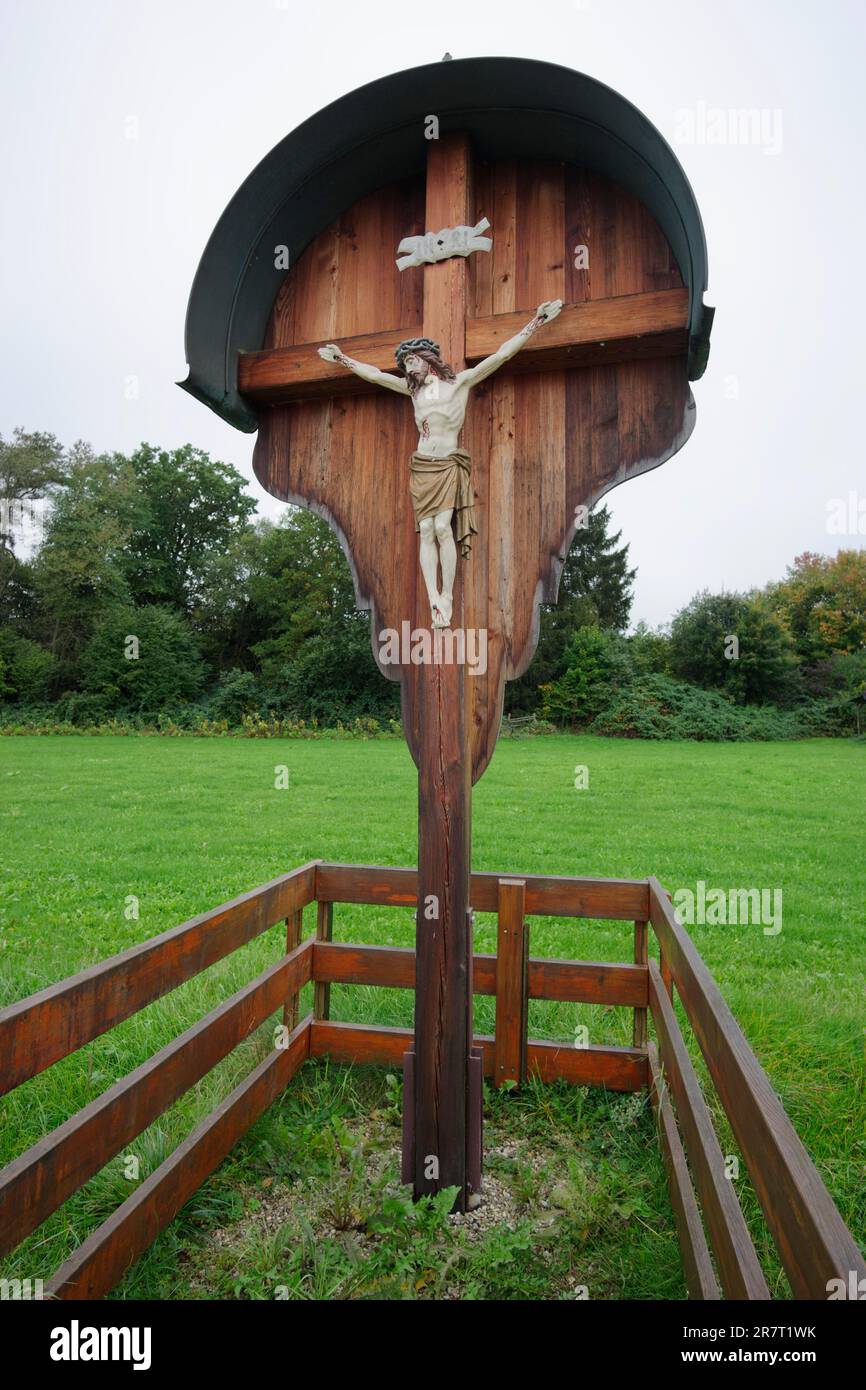 Croce lungo il percorso, croce di legno con figura di Gesù vicino a Pfaffenhofen, Ilmtal, Pfaffenhofen an der ILM, Baviera, Germania Foto Stock