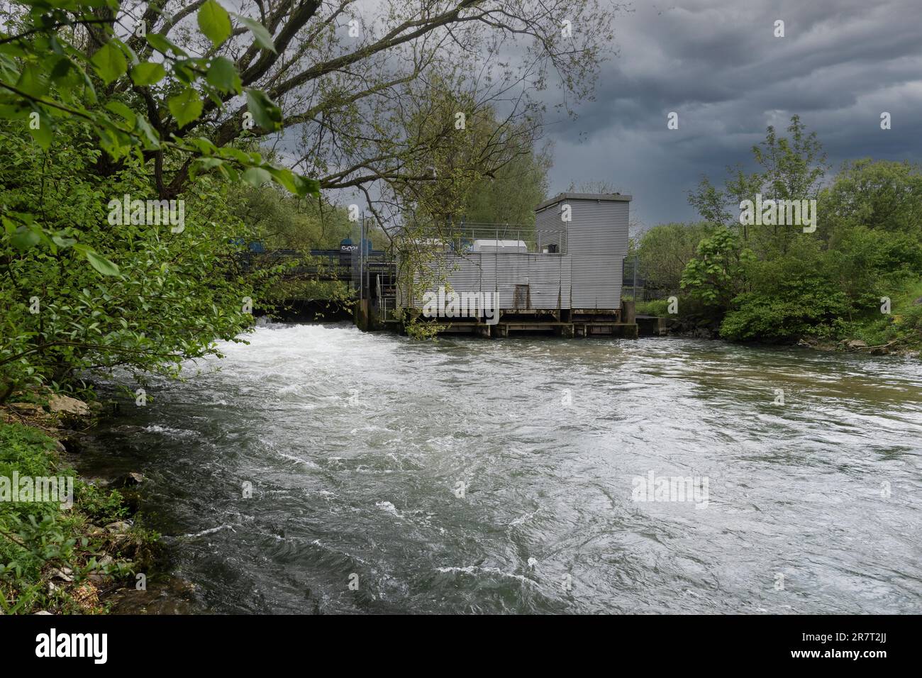 Piccola centrale idroelettrica con sbarramento sul fiume Lippe, vicino a Schloss-Neuhaus, Renania settentrionale-Vestfalia Foto Stock