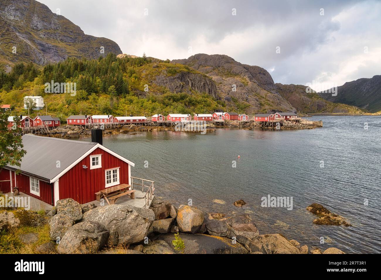 Capanne di pescatori rossi nel museo all'aperto, villaggio di pescatori di Nusfjord, Lofoten, Norvegia Foto Stock