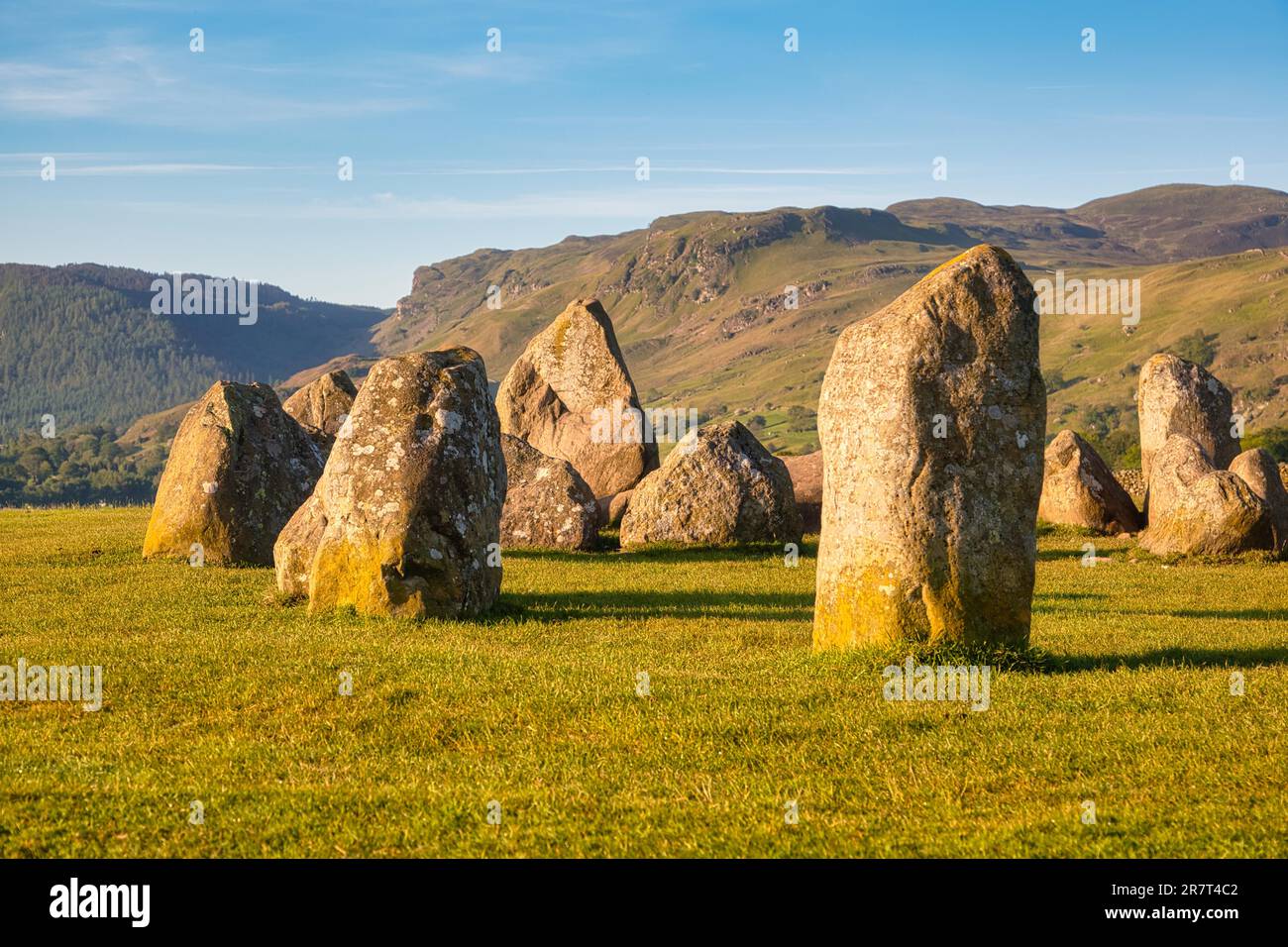 Il cerchio di pietra del Neolitico Castlerigg, risalente al 3000 a.C. circa, vicino a Keswick, al Parco Nazionale del Distretto dei Laghi, sito patrimonio dell'umanità dell'UNESCO, Cumbria Foto Stock