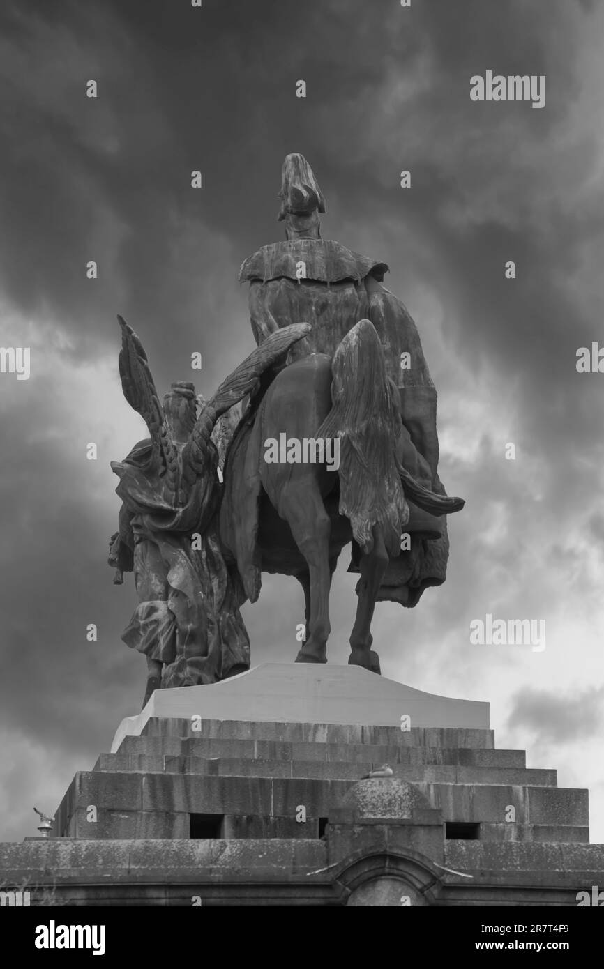 Kaiser Wilhelm Monument all'angolo tedesco con cielo piovoso, Coblenza, Renania-Palatinato, Germania Foto Stock