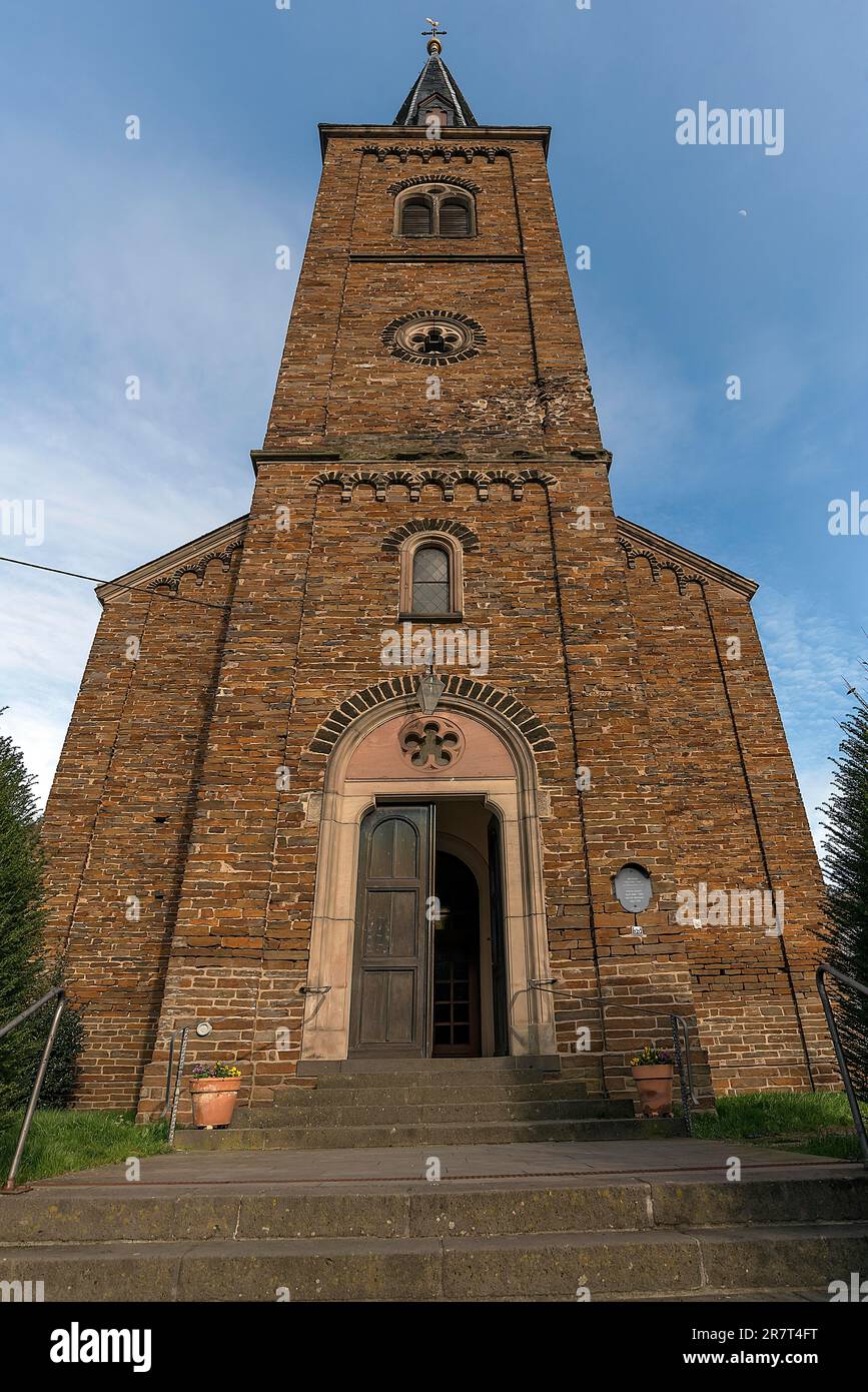 Chiesa parrocchiale neo-gotica di San Michael, costruito dal 1846 al 1848, Alken sulla Mosella, Renania-Palatinato, Germania Foto Stock