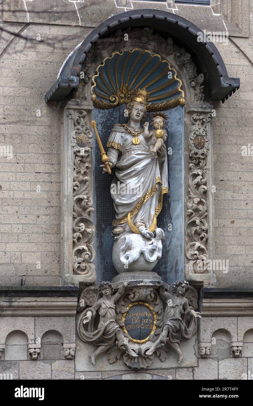 Scultura della Madonna sulla Luna Mezzaluna sulla facciata principale della chiesa romanica di nostra Signora, Coblenza, Renania-Palatinato, Germania Foto Stock