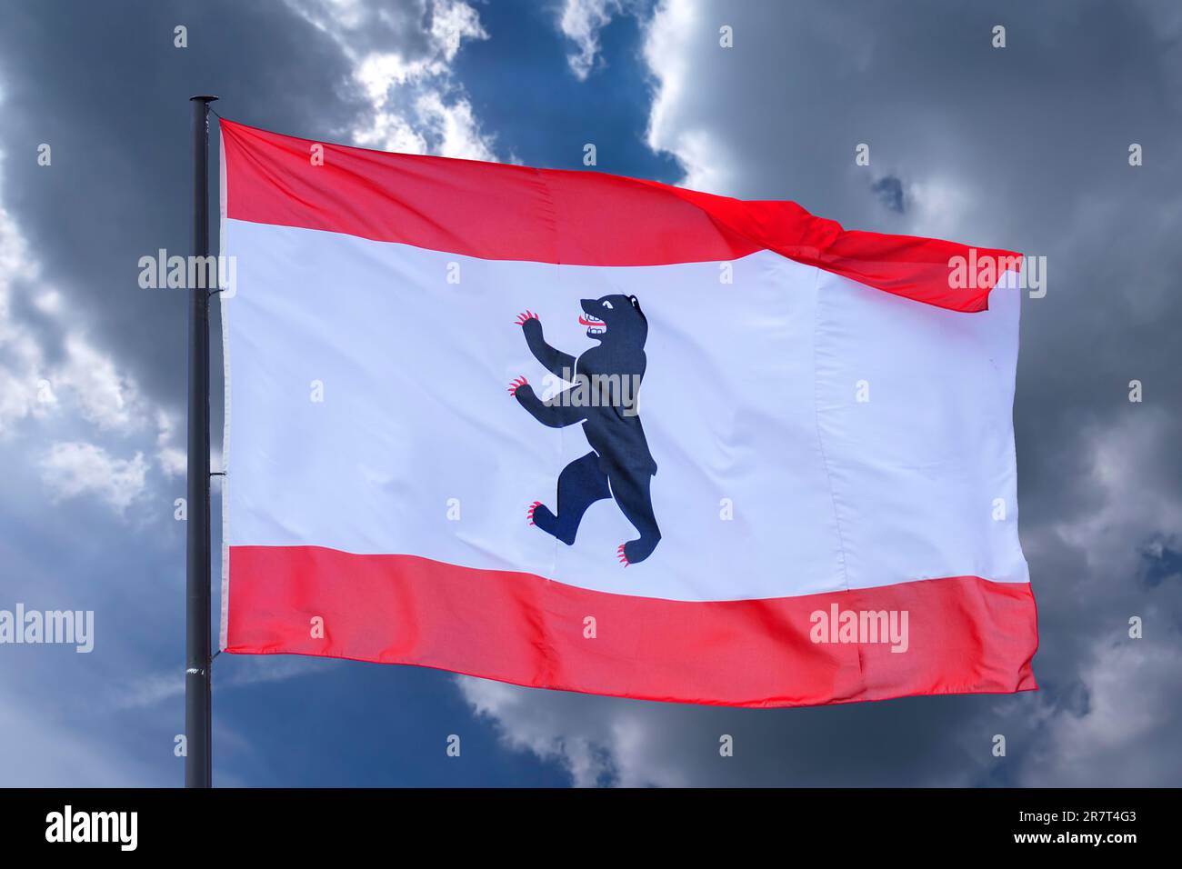 Sventolando la bandiera di Berlino, cielo nuvoloso, Coblenza, Renania-Palatinato, Germania Foto Stock