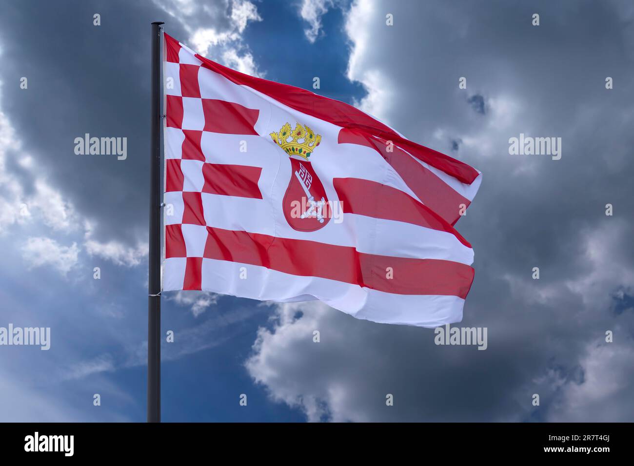 Sventolando la bandiera dell'Assia, cielo nuvoloso, Coblenza, Renania-Palatinato, Germania Foto Stock