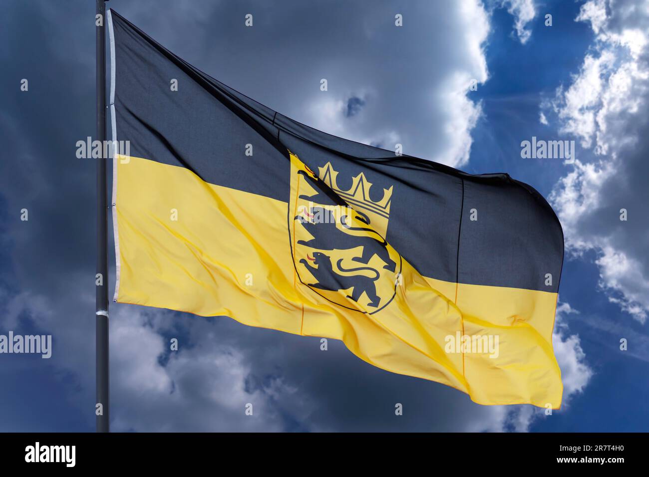 Bandiera di Baden-Wuerttemberg, cielo nuvoloso, Coblenza, Renania-Palatinato, Germania Foto Stock