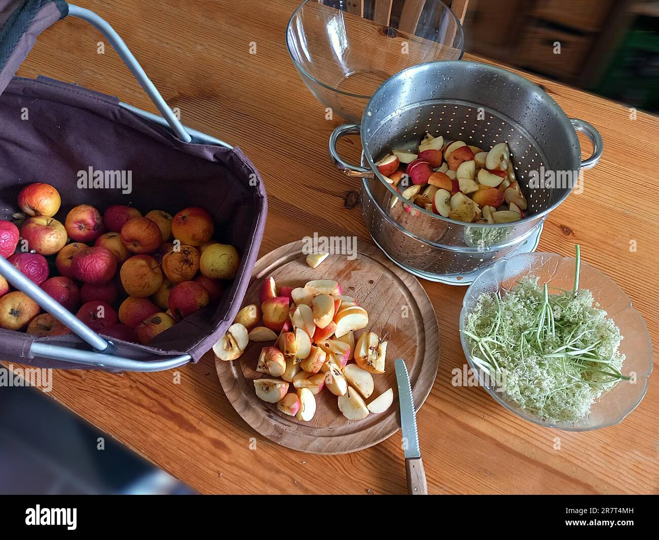 Mele a fette per la preparazione di gelatina di mele, Baviera, Germania Foto Stock