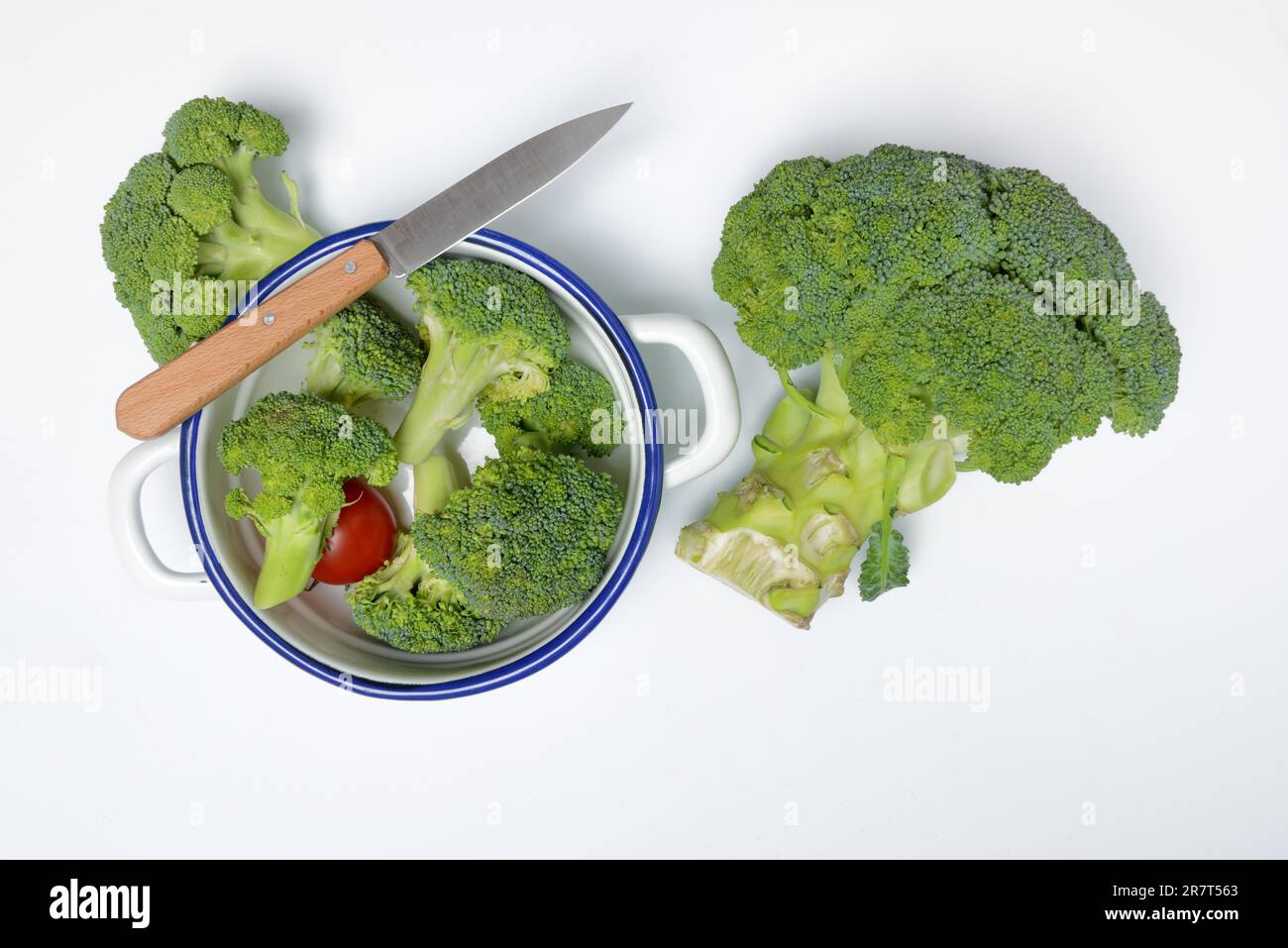 Broccoli (Brassica oleracea var. italica) e fiori di broccoli tagliati in conchiglia, fotografia alimentare Foto Stock